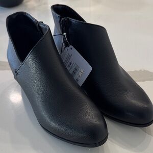 AEROSOLES Black Pebbled Leather Chukka Boots with Side Zip